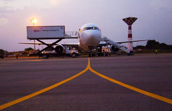 An aircraft is loaded prior to take-off on the runway at Kotoka International Airport. Arne Hoel / Wereldbank