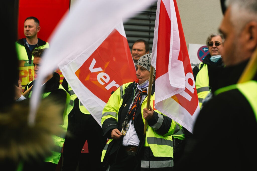 Foto von streikenden Flughafenmitarbeitern in Bonn, Deutschland