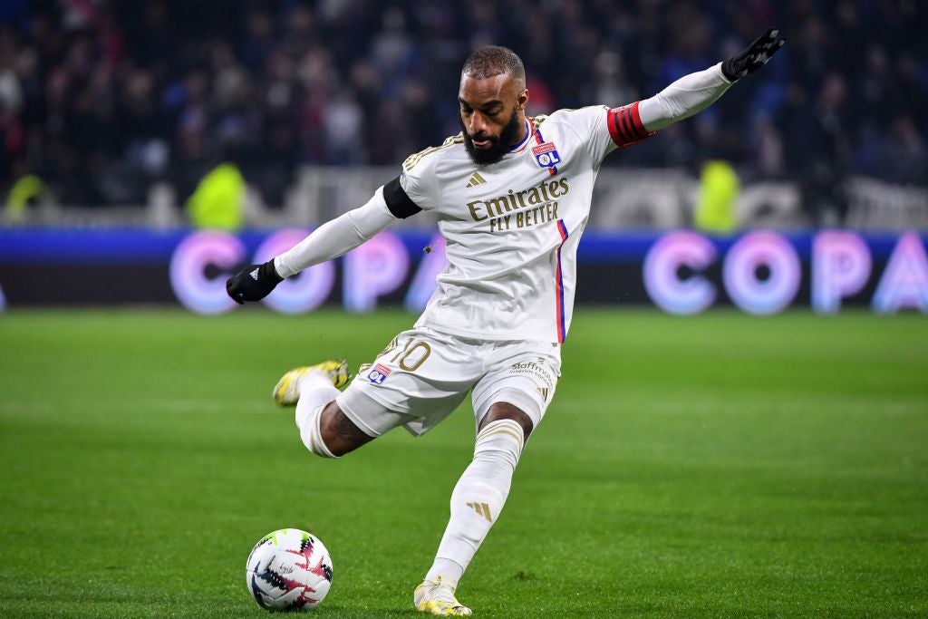 El delantero del Olympique Lyonnais, Alexandre Lacazette, se dirige al tiro con la camiseta del partido con el logo de Emirates.