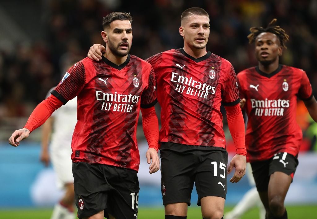 Los jugadores del Milan vistiendo la camiseta del partido con el logo de Emirates Airlines.