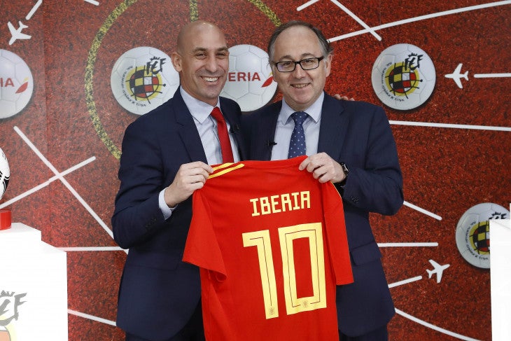 Los ejecutivos sostienen una camiseta de la selección española con el nombre de Iberia impreso en la espalda.  Ciudad de Manchester de Qatar Airways;  Aerolíneas Etihad