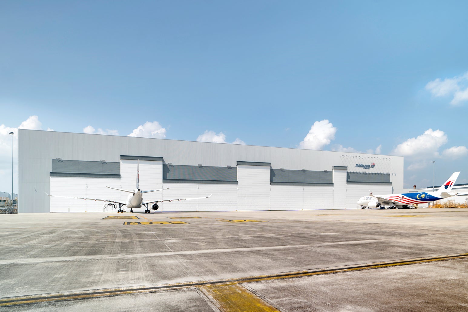 Vertical Lifting Aircraft Hangar Doors Are Becoming the Preferred Choice for Aircraft Hangars and MRO Facilities-feature-image