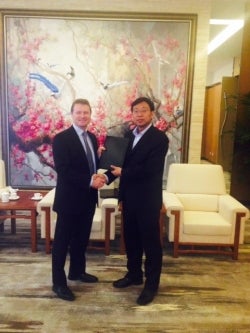 The signing of the agreement between GaoHongjiang, vice-president of CAMIC and Flemming Eske Hansen, CFO and strategy director of Entry Point North.